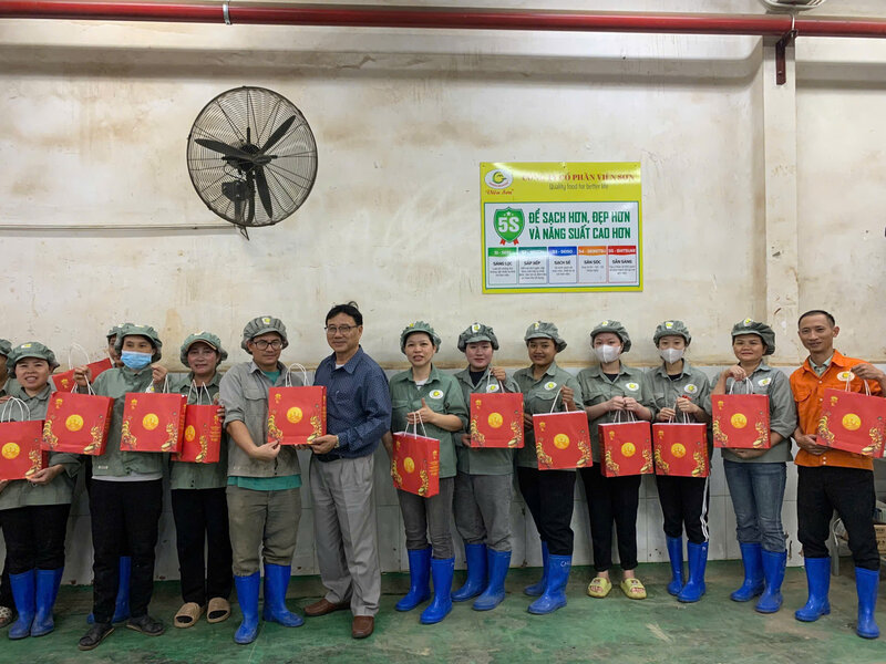 Nguyen Duy Da - Vien Son Co. Ltd. 이사는 추석을 맞아 각 조합원과 노동자에게 감사 선물을 친절하게 전달했습니다. 사진: Ngoc Phuoc