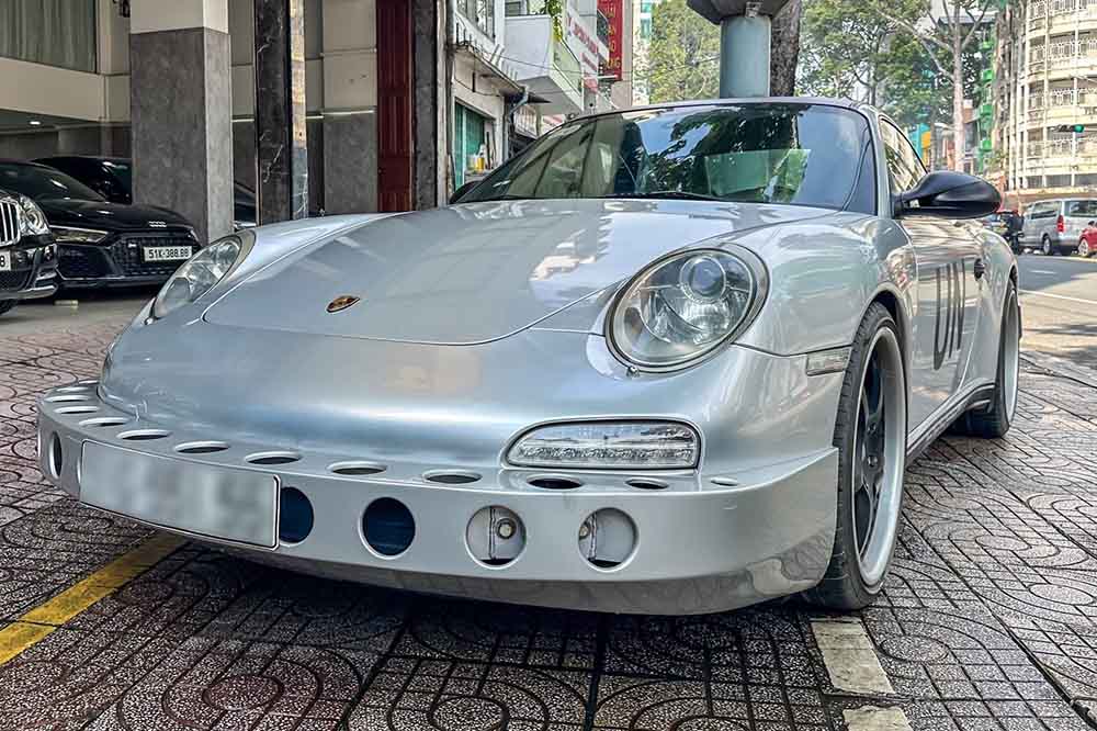 Porsche 911 Carrera 997は、ユニークなオフロードスタイルでカスタムされ、ホーチミン市のスーパーカーショールームで展示されています。写真:Anh Xuan