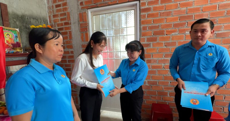 Niem vui lan toa khi cac gia dinh on dinh cho o nho chuong trinh Mai am Cong doan. Anh: Hoang Loc