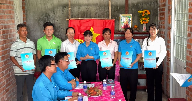 The joy appeared on each face when receiving a new, spacious house. Photo: Hoang Loc