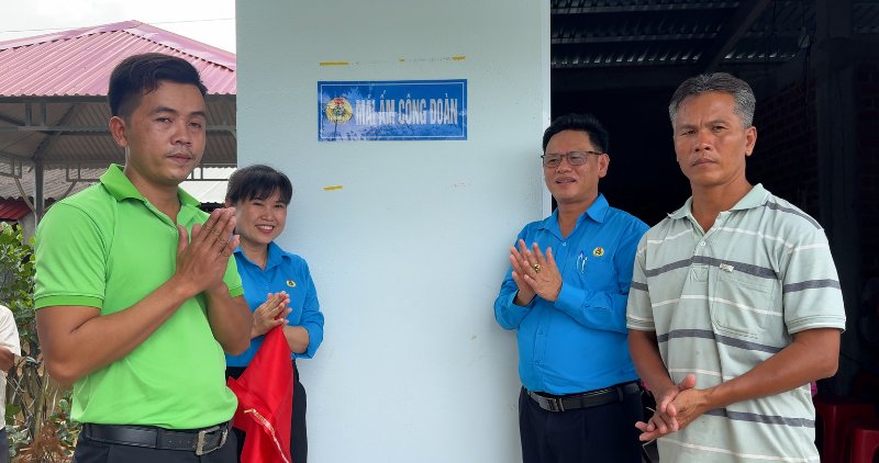 Mai am Cong doan giup on dinh doi song, tao dong luc vuot kho cho nguoi lao dong. Anh: Hoang Loc
