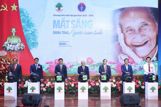 Cac dai bieu nhan nut khoi dong chuong trinh nhan dao “Mat sang cho nguoi cao tuoi” giai doan 2025-2028. Anh VGP/Duc Tuan