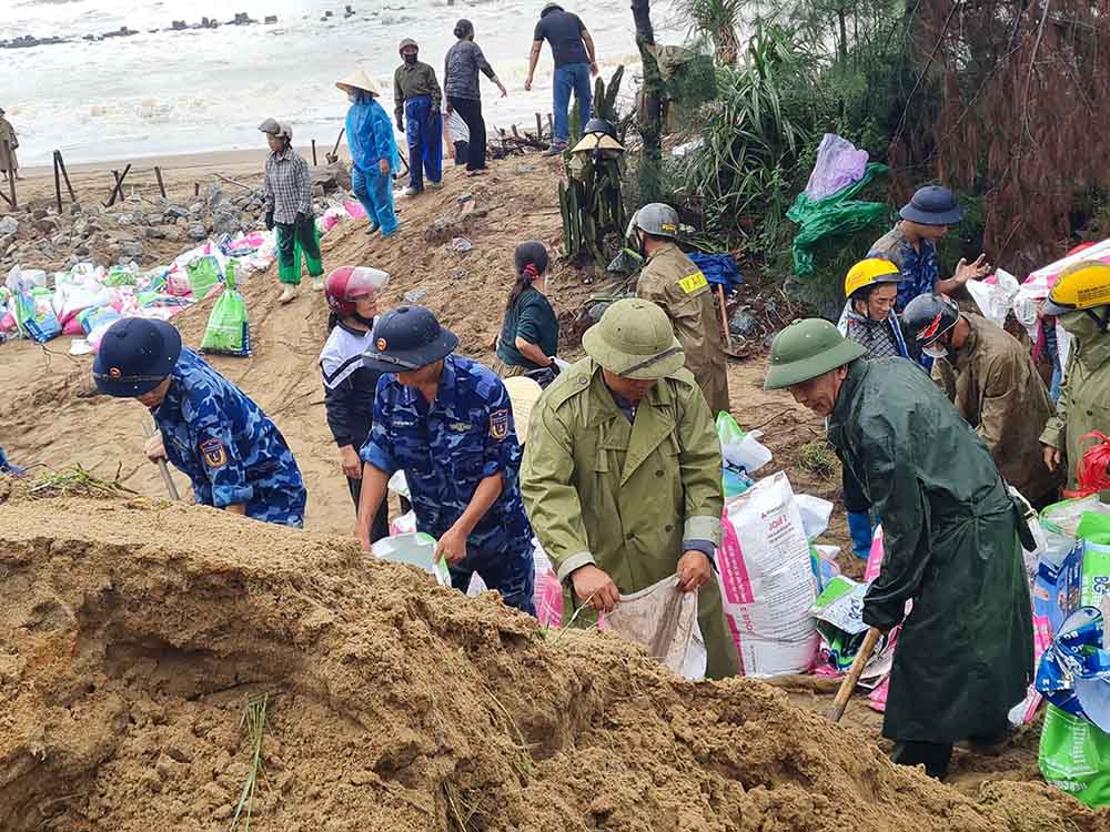 Hundreds of people reinforce the coast in Dan Hai commune. Photo: Dan Hai