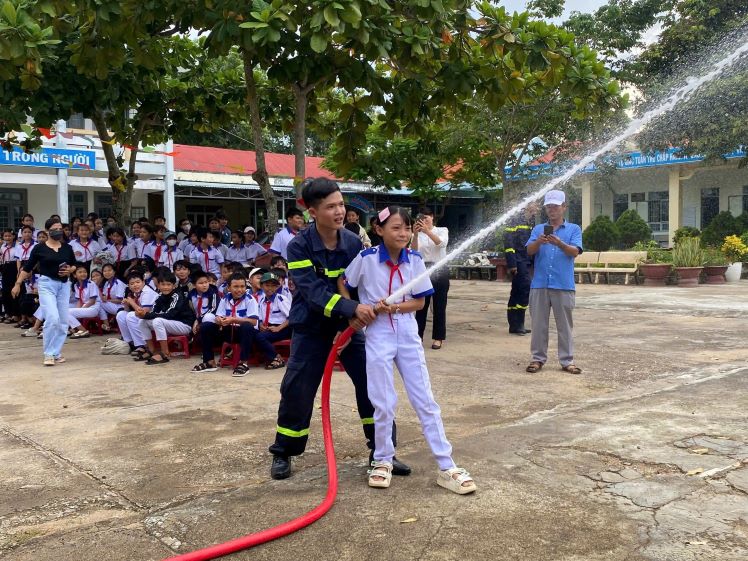 Dak Lak establece 2 centros comunitarios para mejorar el conocimiento sobre prevencion y extincion de incendios. Foto: Bao Lam