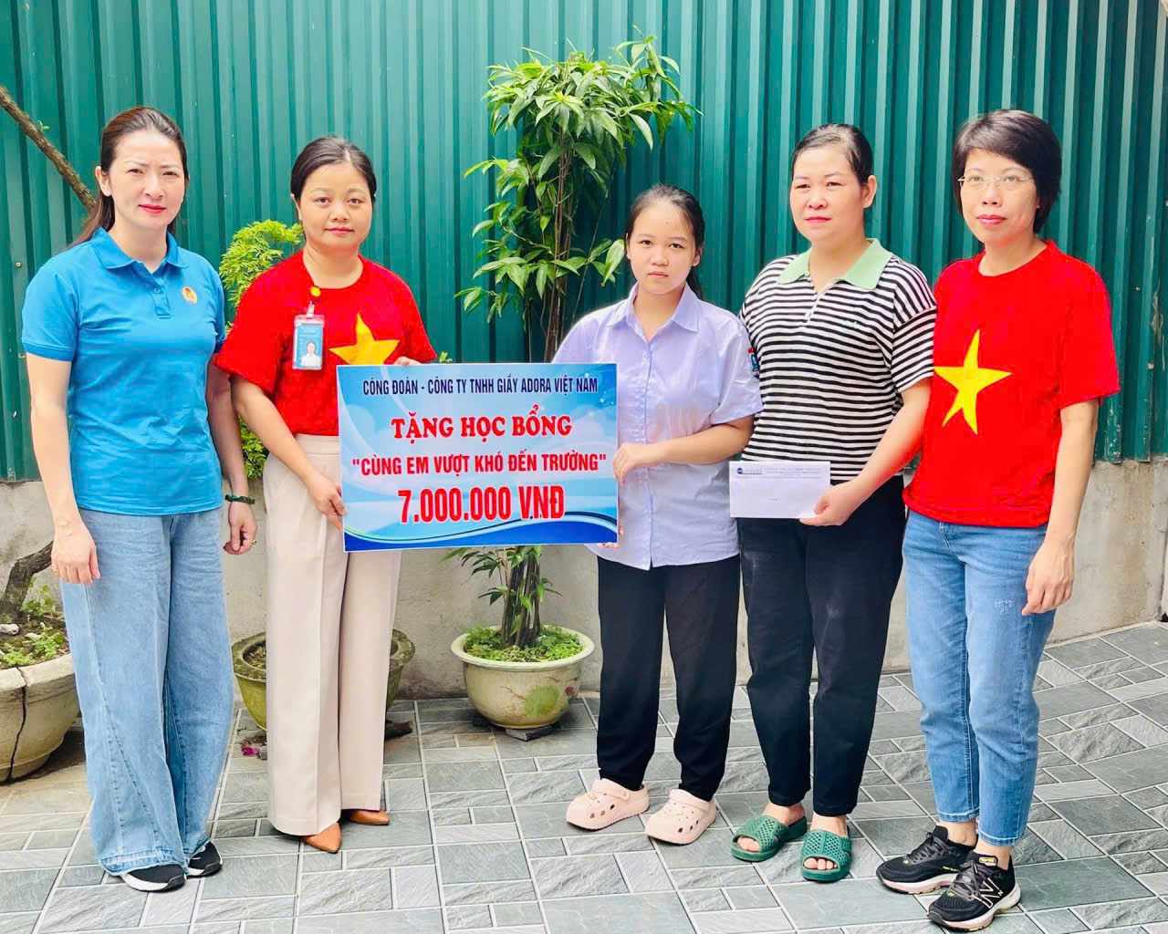 The representative of the Trade Union of ADORA Shoes Company Limited (in Tam Diep Industrial Park, Ninh Binh) suddenly presented the school to the children of workers with high academic achievements. Photo: Dieu Anh