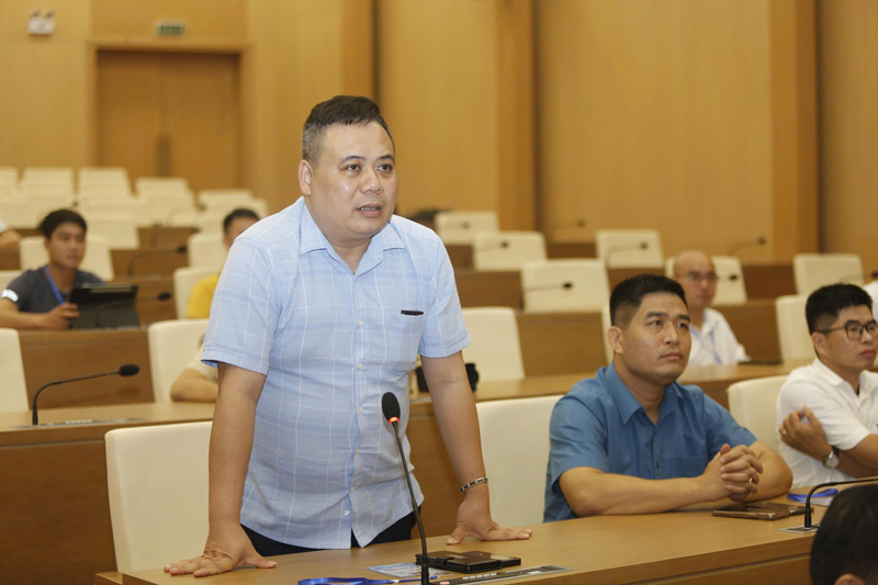 Cac phong vien dat cau hoi lien quan den viec to chuc dai hoi cua tinh Lao Cai. Anh: Van Duc
