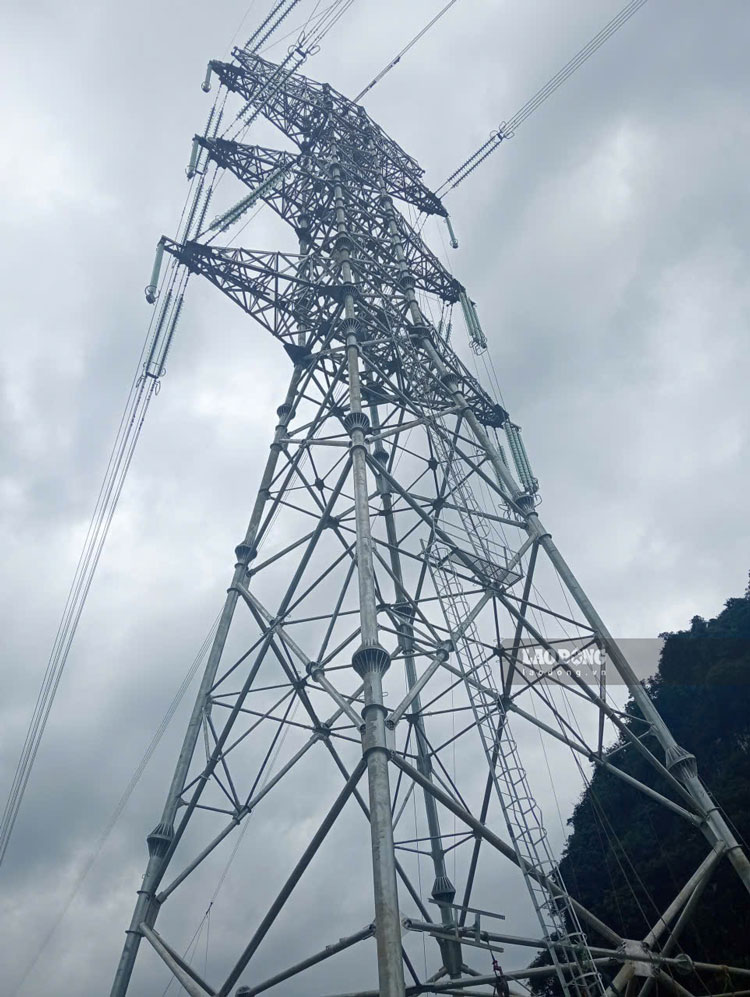 Cot 156, duong day 500kV Lao Cai - Vinh Yen - noi xay ra tai nan. ANh: NDCC