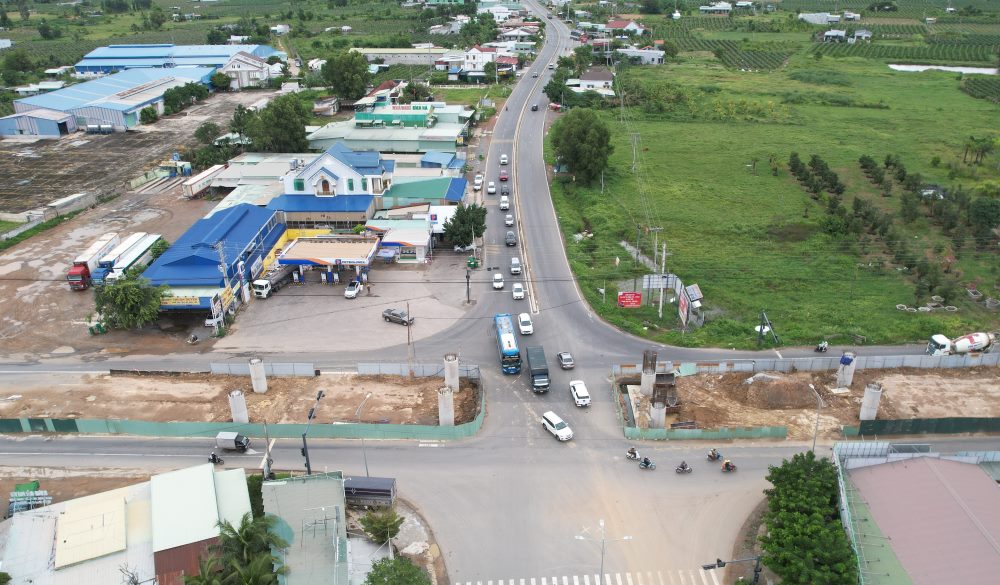 Vi tri thi cong cau vuot nut giao Ba Bau ket noi Quoc lo 1 voi duong dan cao toc Phan Thiet - Dau Giay. Anh: Duy Tuan 