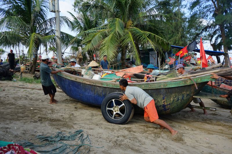 Fishermen in Sam Son province, Thanh Hoa province hurriedly brought their boats ashore to avoid storm No. 10. Photo: Quach Du