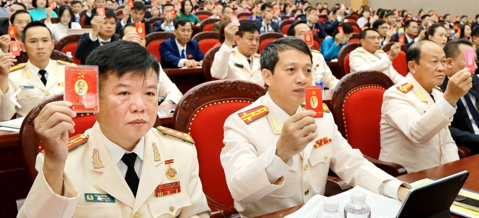 The Congress elected the Presidium, the Secretariat and the Delegation of Delegation Reviewing Committee to attend the 16th Congress of the Son La Provincial Party Committee, term 2025 - 2030. Photo: Nguyen Truong