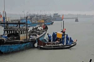 High waves, heavy rain, all boats in Hue have come ashore to avoid storm No. 10. Photo: Nguyen Luan