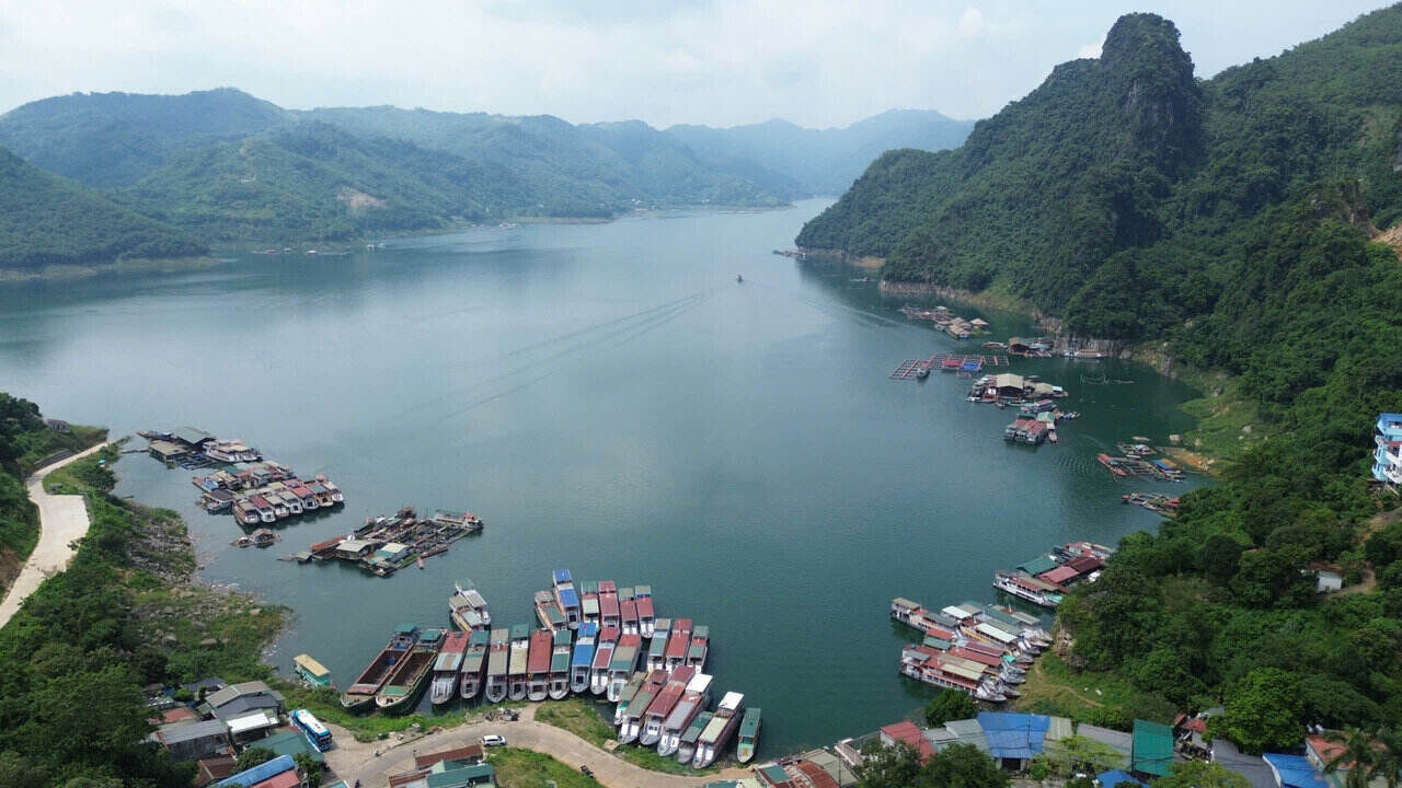 Boats on Hoa Binh Lake proactively anchored safely to cope with floods. Photo: Yen San