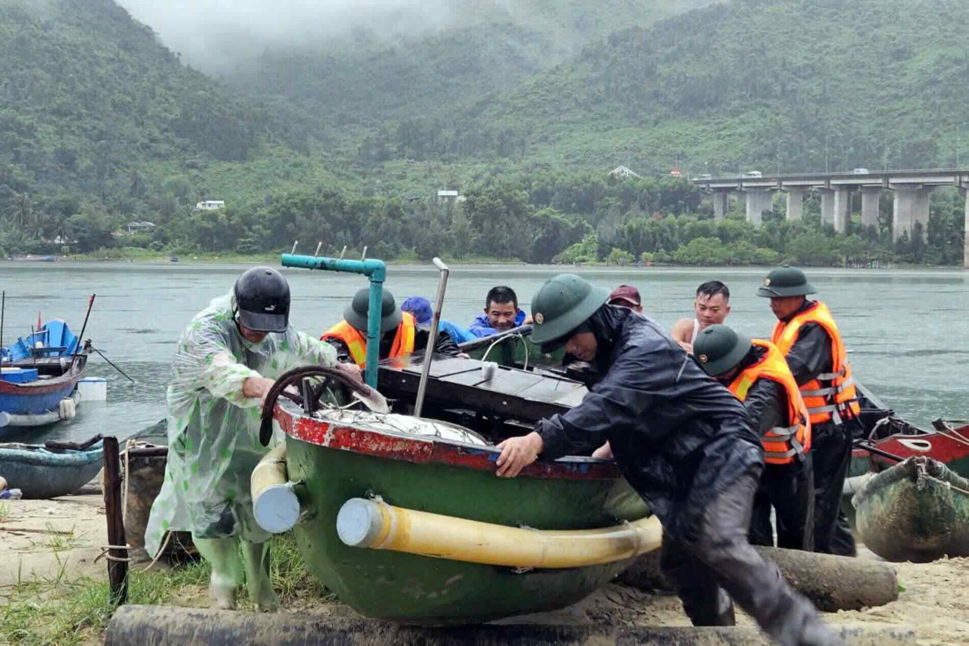 Hien nay, cac Don Bien phong tuyen bien thuoc Ban Chi huy Bo doi Bien phong cung da huy dong can bo, chien si ve dia ban huong dan, giup do nguoi dan neo dau, chang chong phuong tien tau thuyen. Den nay, toan bo 1.121 phuong tien/8.073 lao dong tren dia ban da vao khu vuc tranh tru an toan. 