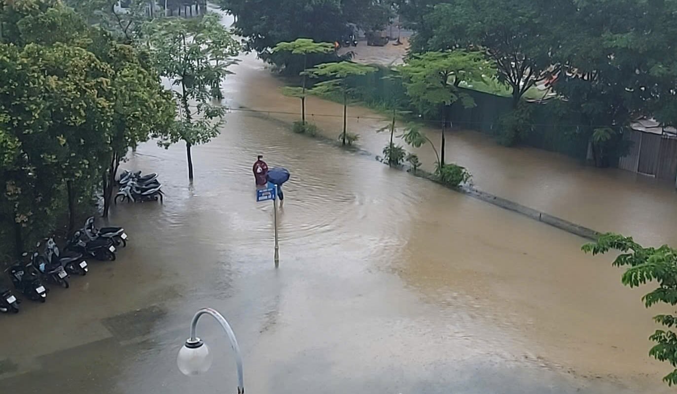 Nhieu tuyen duong o Khu do thi moi An Cuu bi ngap cuc bo.