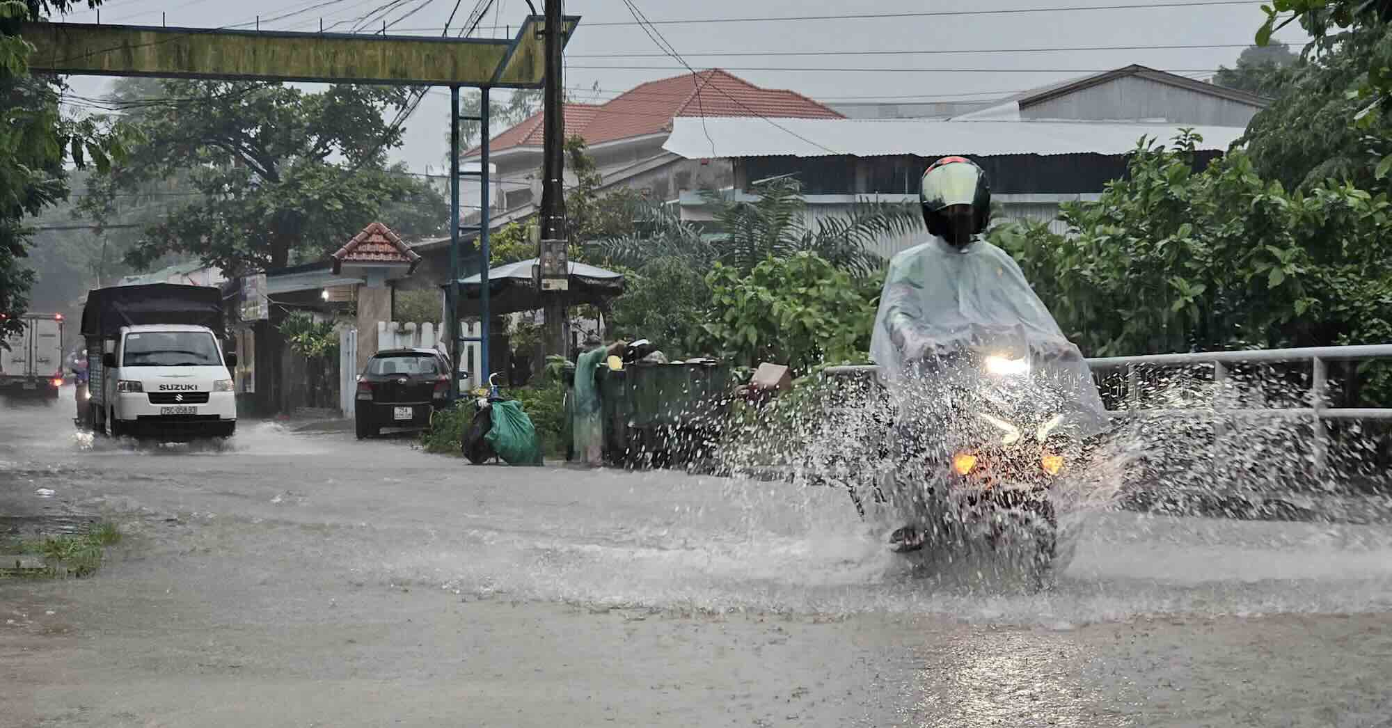 Theo du bao, do anh huong cua hoan luu bao so 10 nen tu ngay 27 - 29.9, dia ban TP Hue co mua, rai rac mua vua, mua to, co noi mua rat to va dong. Trong con dong can de phong loc, set, mua da va gio giat manh. Tong luong mua ca dot pho bien 100 - 200mm, co noi tren 300mm.