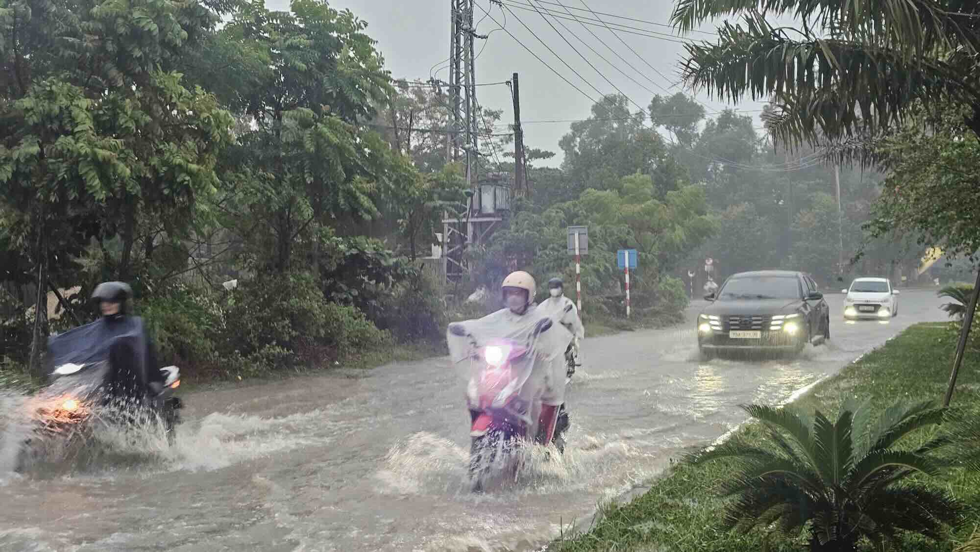 Mot so tuyen duong o TP Hue bi mua ngap cuc bo, phuong tien di chuyen kho khan.