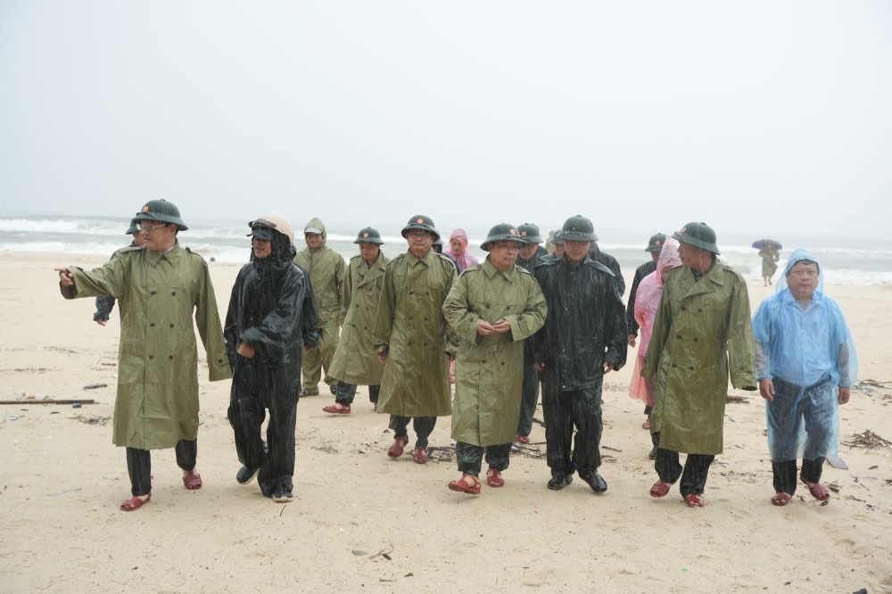 Den kiem tra cong tac ung pho bao so 10 tai Tram Ra Da 3511, phuong Phong Quang, Dai ta Ngo Nam Cuong, Pho Tu lenh Quan khu 4 va Pho Chu tich UBND TP. Hue Hoang Hai Minh luu y voi can bo, chien si cua tram tang cuong cong tac phoi hop voi cap uy, chinh quyen dia phuong, san sang cac phuong an de ung pho voi bao so 10, tuyet doi khong de bi dong, bat ngo, duy tri an toan he thong thong tin, lien lac.