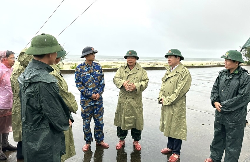 Ngay 27.9, Dai ta Ngo Nam Cuong, Pho Tu lenh Quan khu 4; Pho Chu tich UBND TP. Hue, Pho Truong ban Thuong truc Ban Chi huy phong thu dan su TP Hue - Hoang Hai Minh; Chi huy Truong Bo Chi huy Quan su TP Hue - Dai ta Phan Thang da di thuc te kiem tra doc tuyen bien ve cong tac chu dong phong, chong bao.