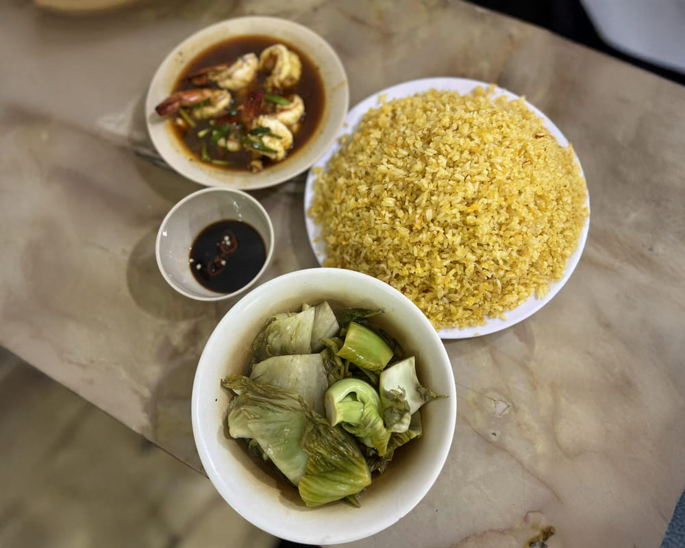 Change the taste of your family's weekend meal to delicious, flavorful fried fried shrimp rice. Photo: Mai Chau