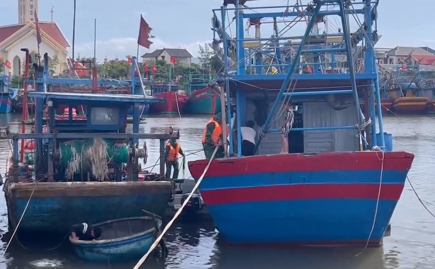 Plus de 8 500 bateaux de peche a Quang Tri arrivent a terre pour eviter la tempete n° 10 et il reste encore 3 bateaux au large. Photo : H. Nguyen