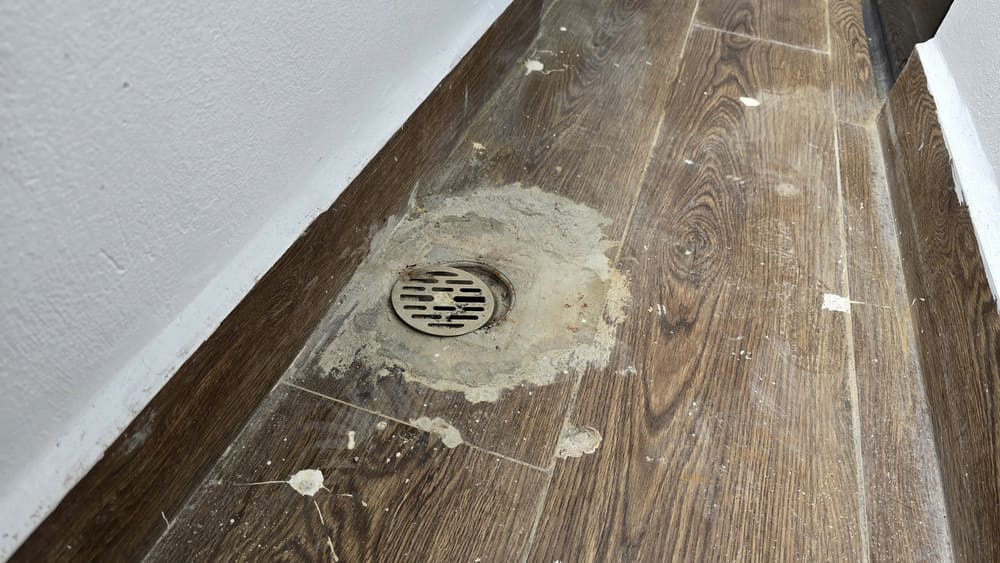 It is necessary to clean drainage culverts on the rooftop, balcony or garden to ensure quick drainage during the rainy and stormy season. Photo: Tuan Dat