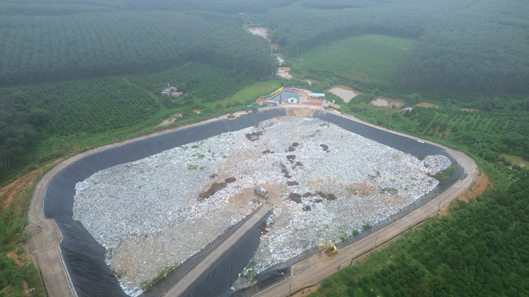 The waste treatment plant in Quang Ngai was broken. Photo: Thanh Tuan