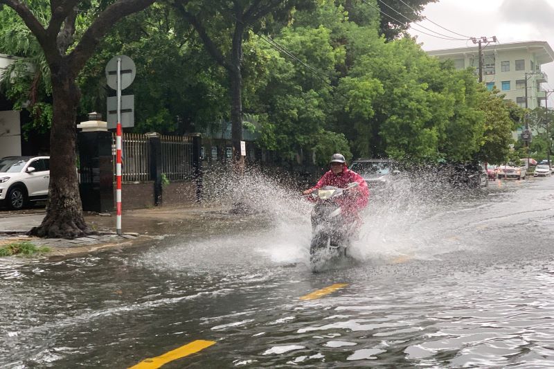Mưa to khiến nhiều tuyến phố ở ngập cục bộ, TP Đà Nẵng xem xét cho học sinh nghỉ học ngày 29.9 để ứng phó bão số 10. Ảnh: Thanh Huyền