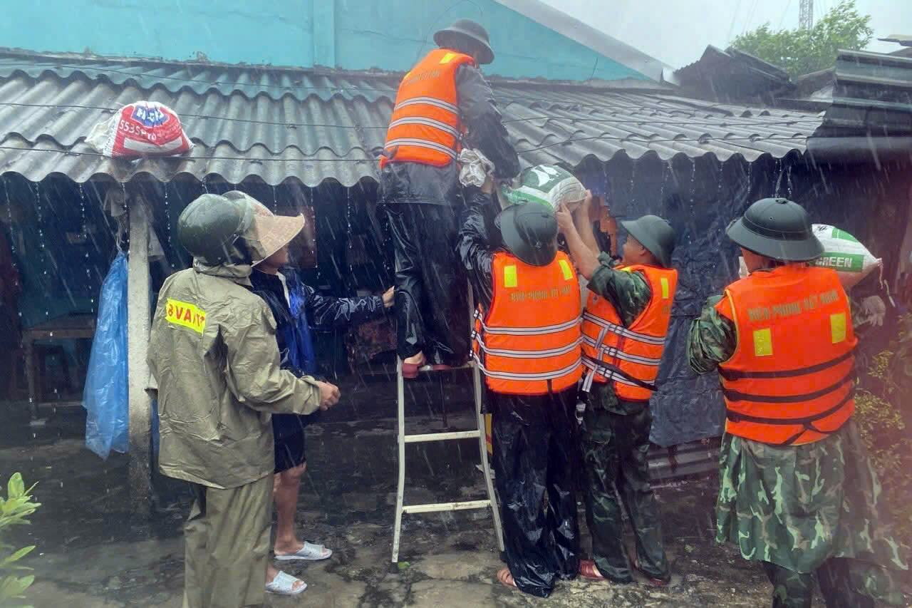 Armed forces help people reinforce their homes to cope with storm No. 10 Bualoi. Photo: Vo Tien