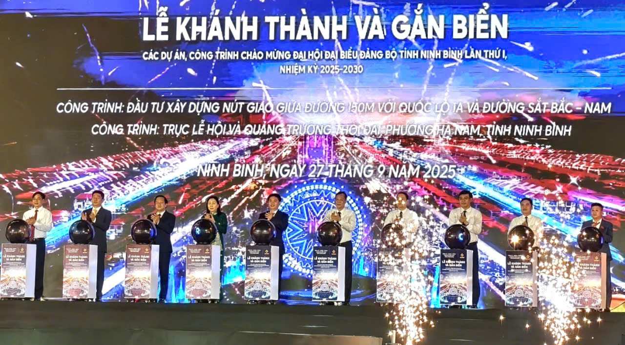 Cac dai bieu thuc hien nghi thuc khanh thanh va gan bien cac cong trinh. Anh: Dieu Anh