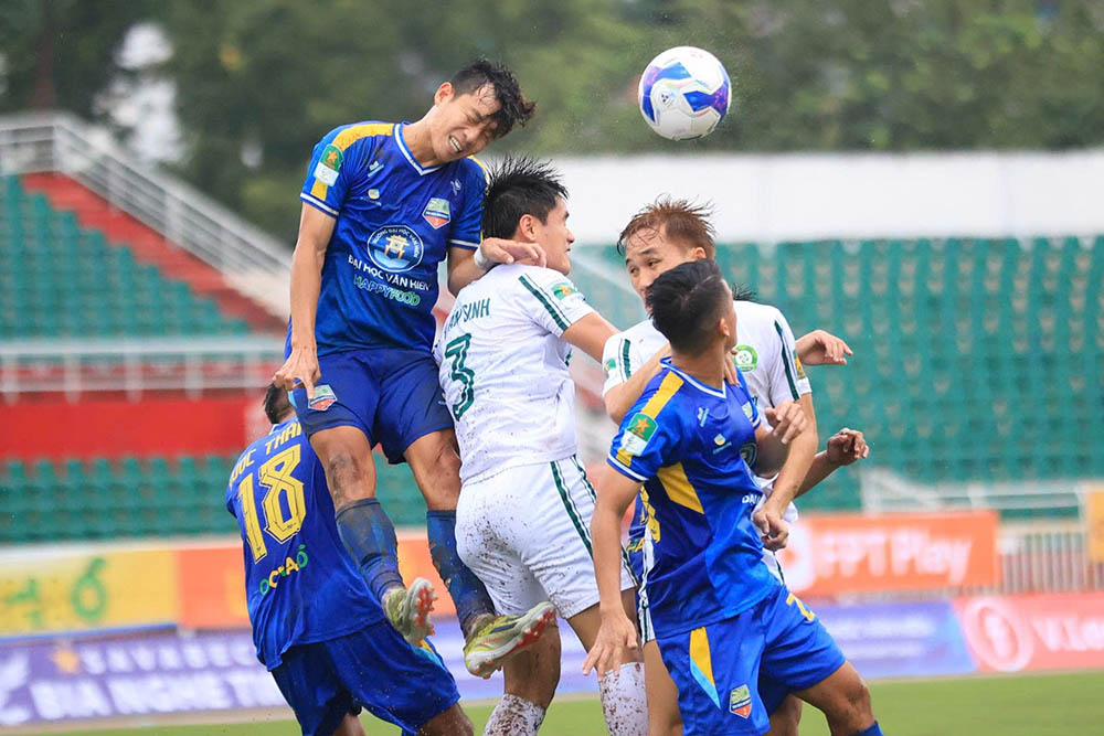 Nhung phut cuoi tran, Dai hoc Van Hien no luc day cao doi hinh nhung cung khong the tim duoc ban go hoa, qua do chap nhan that bai 0-1 truoc Truong Tuoi Dong Nai. Ba diem co duoc giup Truong Tai Dong Nai duy tri vi tri trong nhom dan dau bang xep hang.