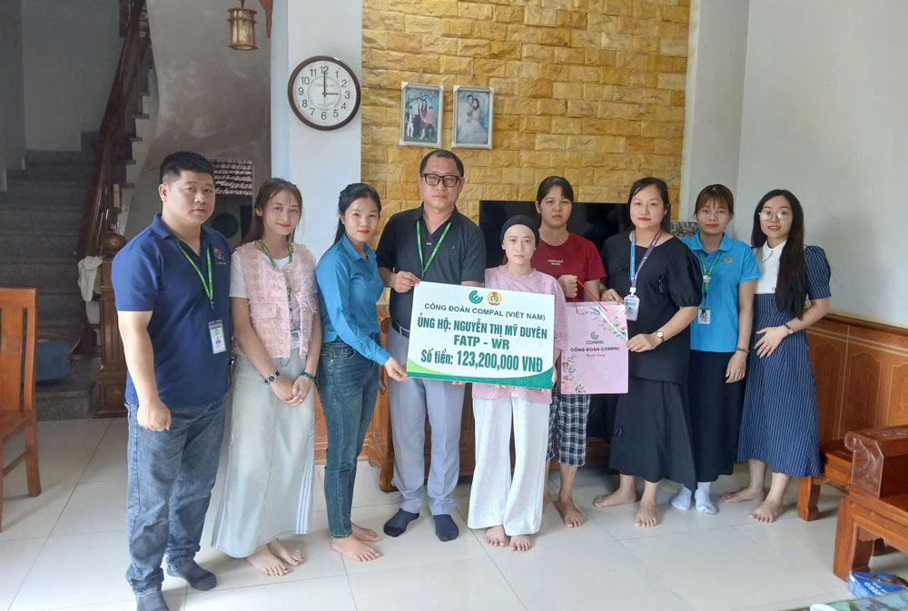 Trao tien ung ho cua doan vien, nguoi lao dong den chi Nguyen Thi My Duyen. Anh: An Vi