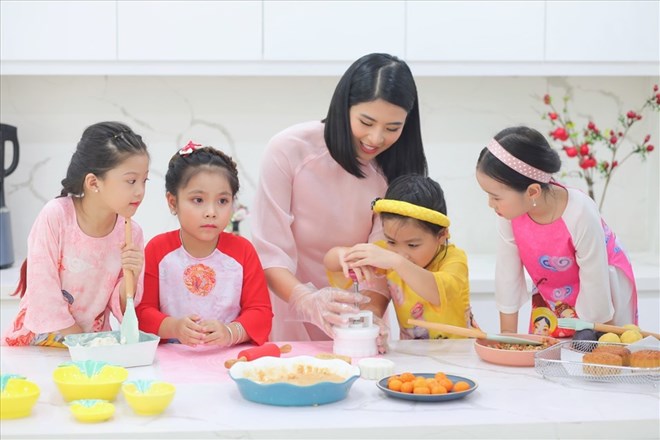 Bring your children a meaningful Mid-Autumn Festival. Photo: Ngoc Han