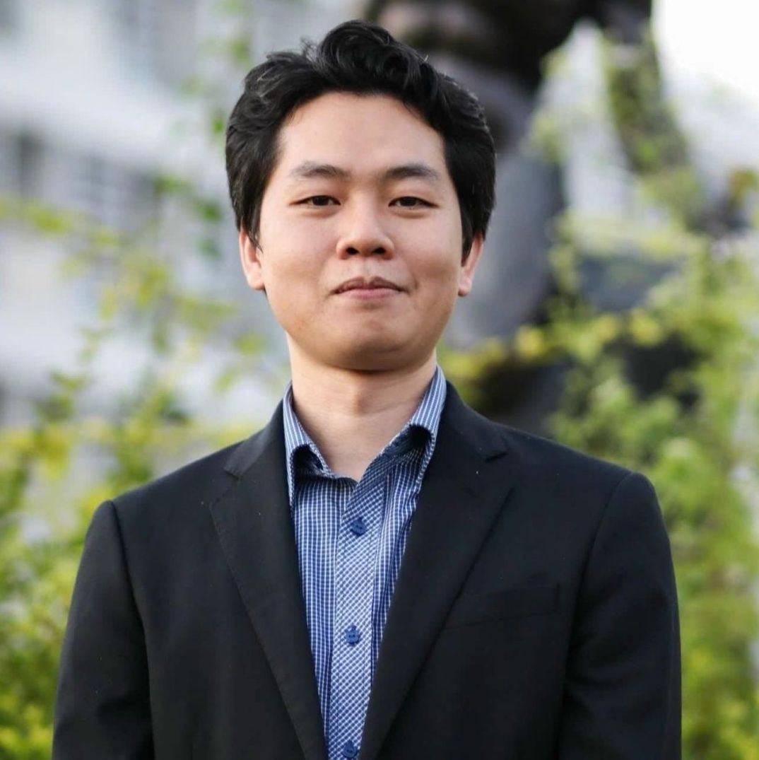 TS. Nguyen Phi Hung nhan nhu cac ban tre, nghien cuu khoa hoc doi hoi kien nhan, dam me va chap nhan thu - sai - hoc; hay bat dau nho, kien tri va khong ngai lam lai de tich luy kinh nghiem quy. Anh: Truong Dai hoc FPT