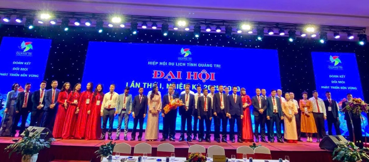 El Congreso nombro al Sr. Nguyen Anh Tuan como Presidente de la Asociacion de Turismo de Quang Tri para el nuevo mandato. Foto: Hoang Hiep