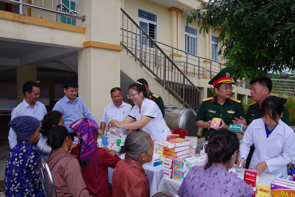 Khi den kham benh, nguoi dan duoc cap thuoc mien phi, chat luong. Anh: Duy Dong