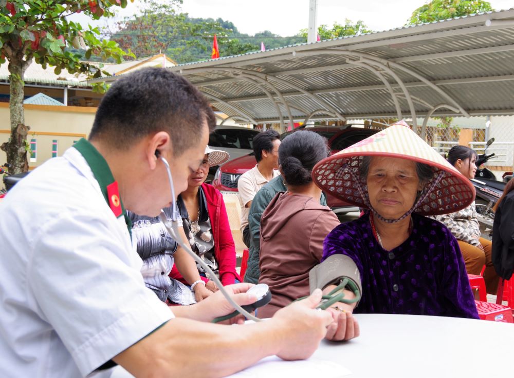 Đoàn Kinh tế - Quốc phòng 337 khám bệnh và cấp thuốc miễn phí cho người dân. Ảnh: Duy Đông
