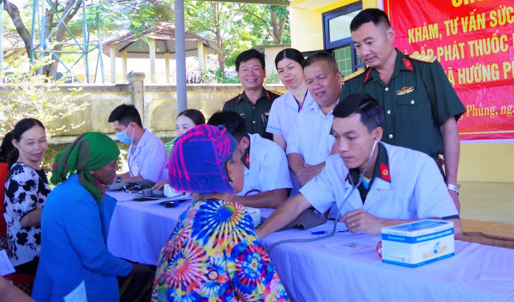 Doi tuong duoc uu tien kham, cap thuoc la nguoi dong bao thieu so co hoan canh kho khan. Anh: Duy Dong