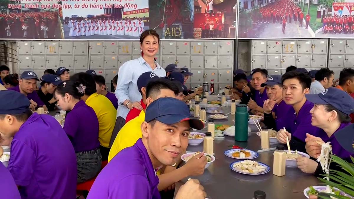 1,000 workers in Ho Chi Minh City enjoyed a Mid-Autumn Festival meal. Photo: Dinh Trong