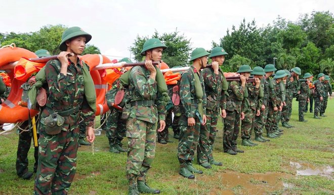 The 996th Infantry Regiment and the Quang Tri Provincial Military Command deploy preparations for the prevention and control of storm No. 10. Photo: Xuan Dien