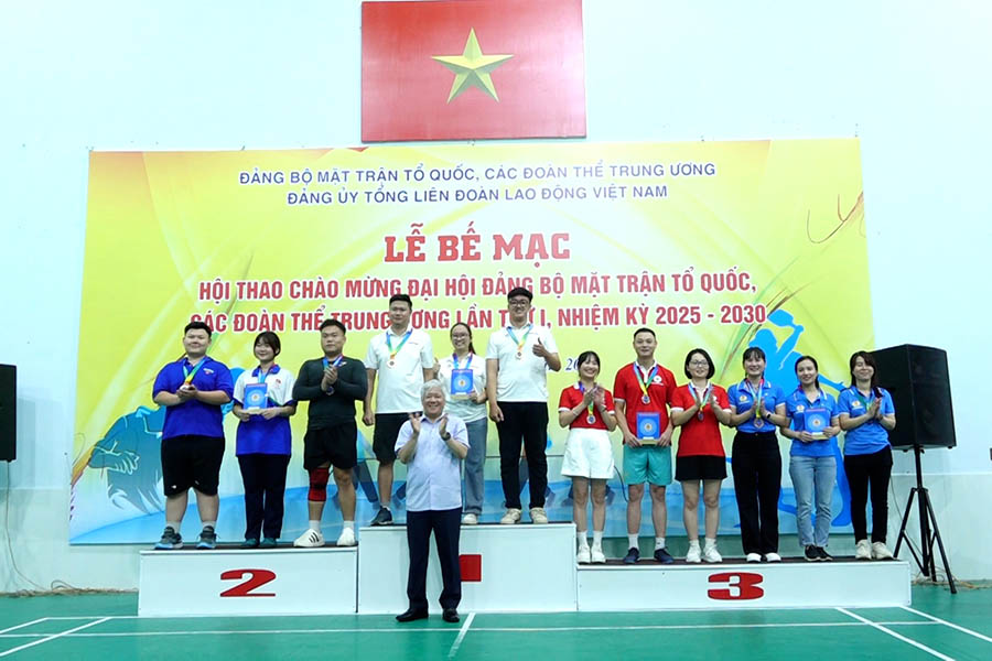The Lao Dong Newspaper Party Committee won 3 gold medals at the Sports Festival to celebrate the Vietnam Fatherland Front Party Congress