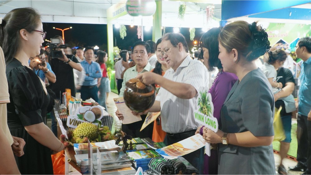 Phó Chủ tịch thường trực UBND tỉnh An Giang Nguyễn Thanh Phong tham quan các gian hàng. Ảnh: Nguyên Anh