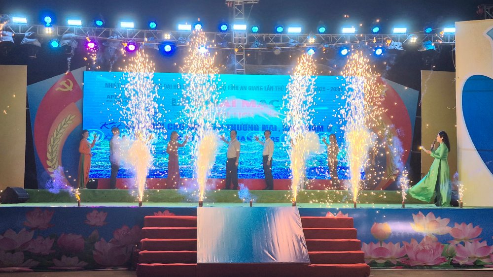 Đại biểu thực hiện nghi thức khai mạc Ngày hội Du lịch, Ẩm thực kết hợp Hội chợ Xúc tiến thương mại, sản phẩm OCOP - Rạch Giá, An Giang năm 2025. Ảnh: Nguyên Anh