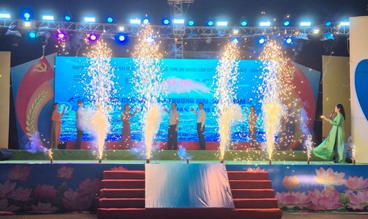 Đại biểu thực hiện nghi thức khai mạc Ngày hội Du lịch, Ẩm thực kết hợp Hội chợ Xúc tiến thương mại, sản phẩm OCOP - Rạch Giá, An Giang năm 2025. Ảnh: Nguyên Anh