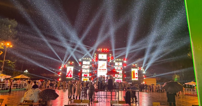 Người dân tham gia chương trình Hành Trình Di Sản dưới mưa tại Quảng Trường Vĩnh Long. Ảnh: Hoàng Lộc