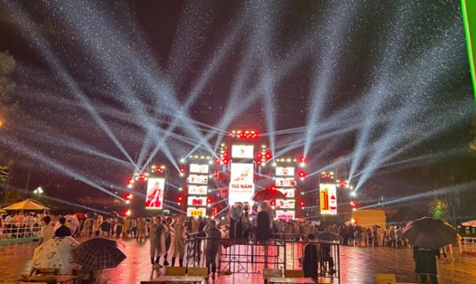 Người dân tham gia chương trình Hành Trình Di Sản dưới mưa tại Quảng Trường Vĩnh Long. Ảnh: Hoàng Lộc