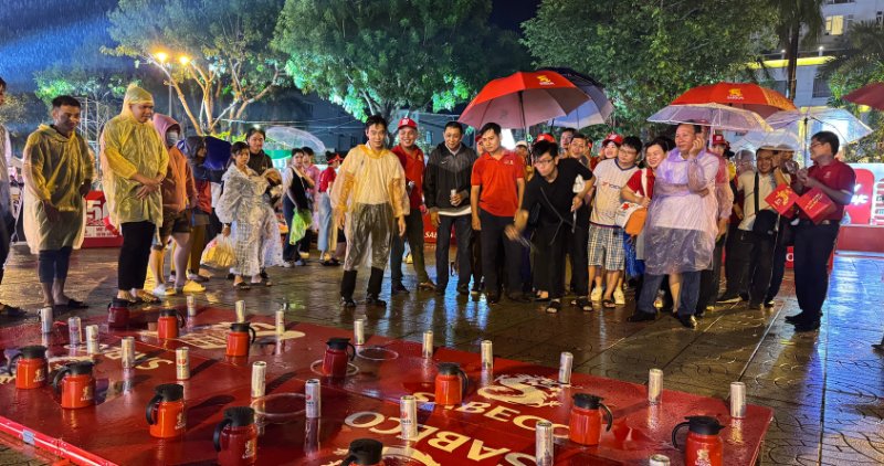 Nguoi dan Vinh Long dam mua nang hat tham gia cac hoat dong tai Quang Truong trong Hanh Trinh Di San SABECO, ky niem 150 nam di san nganh bia Viet. Anh: Hoang Loc