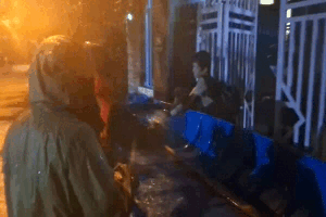 Hue City Police wade through floodwaters during the night to evacuate people to avoid storm No. 10. Photo: CAND