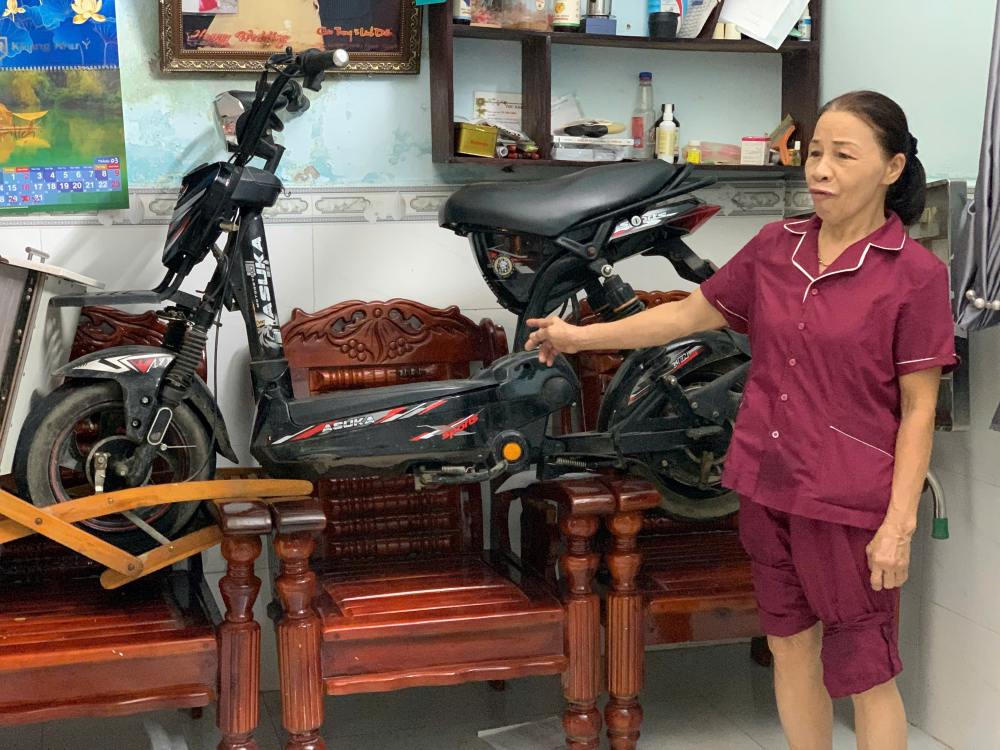 People in low-lying areas of Da Nang raise their belongings to proactively respond to floods. Photo: Thanh Huyen