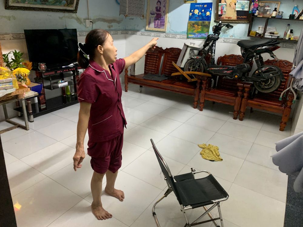 Gia dinh ba Nguyen Thi Nga ke cao nhieu do dac len cao de tranh thiet hai. Anh: Thanh Huyen 