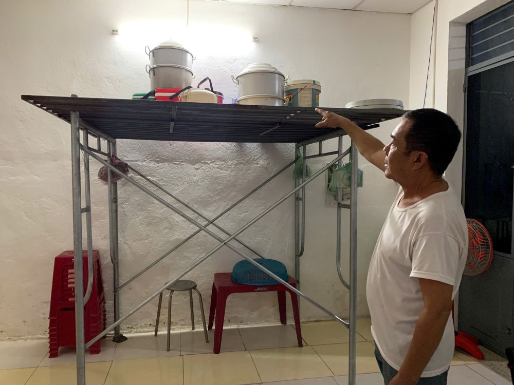 Ong Ngo Duy Tuyen bac san gian giao trong nha de co noi ke do khi nuoc dang cao. Anh: Thanh Huyen